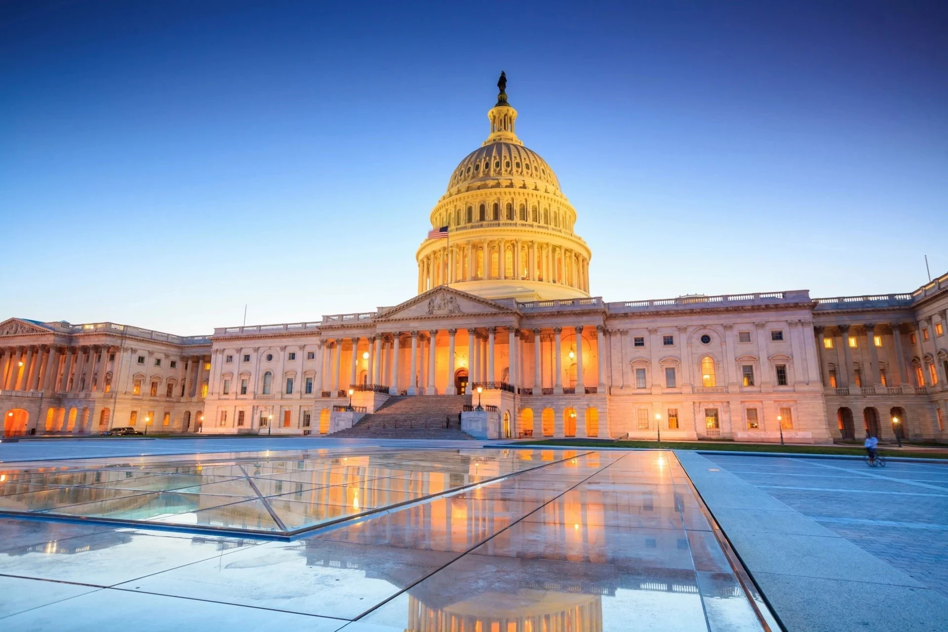 A capitol building with blue sky at the background